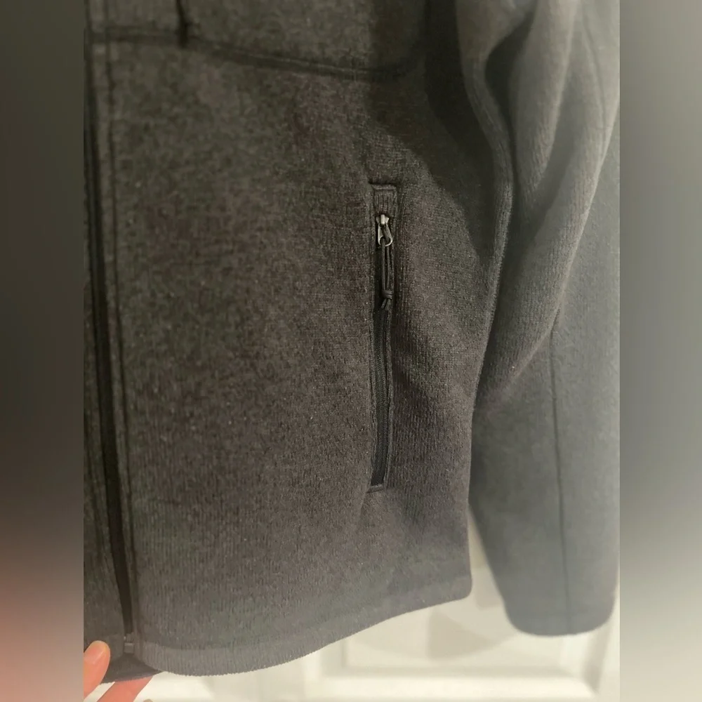 The north face men jacket size small, see pictures closely for details please.